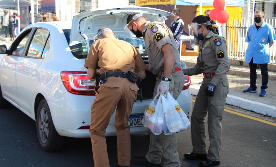 Colégio da PM arrecada 1,5 tonelada de alimentos em Drive Thru Solidário na Capital do estado