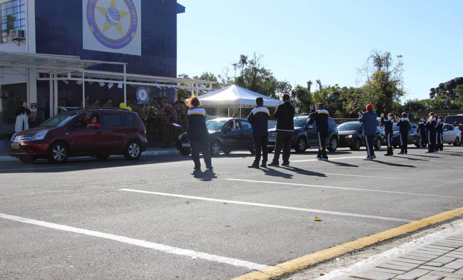 Colégio da PM arrecada 1,5 tonelada de alimentos em Drive Thru Solidário na Capital do estado