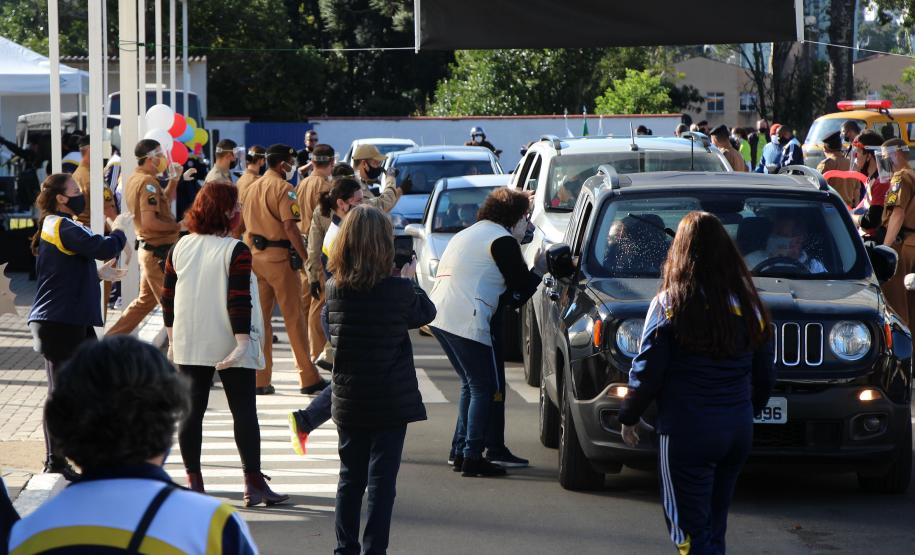 Colégio da PM arrecada 1,5 tonelada de alimentos em Drive Thru Solidário na Capital do estado