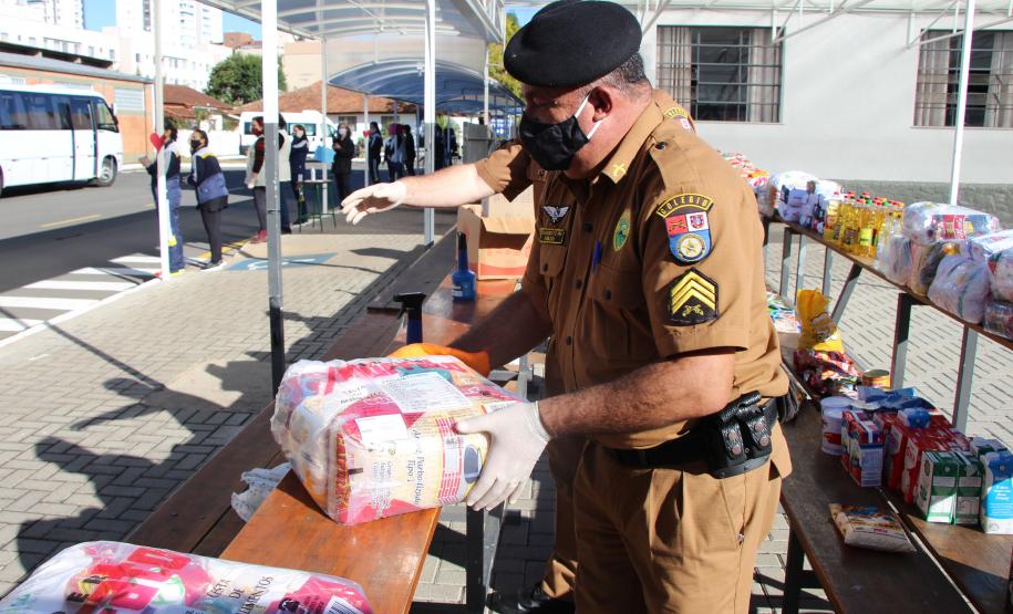 Colégio da PM arrecada 1,5 tonelada de alimentos em Drive Thru Solidário na Capital do estado