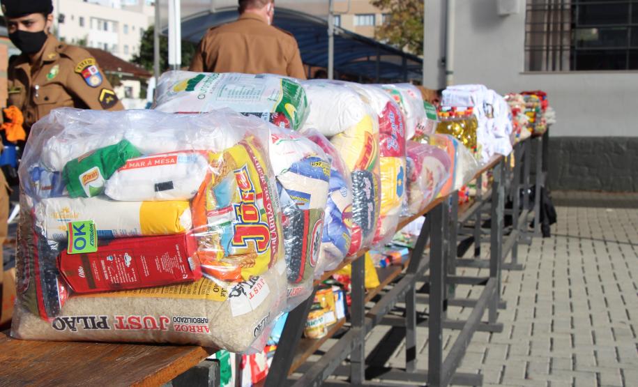 Colégio da PM arrecada 1,5 tonelada de alimentos em Drive Thru Solidário na Capital do estado