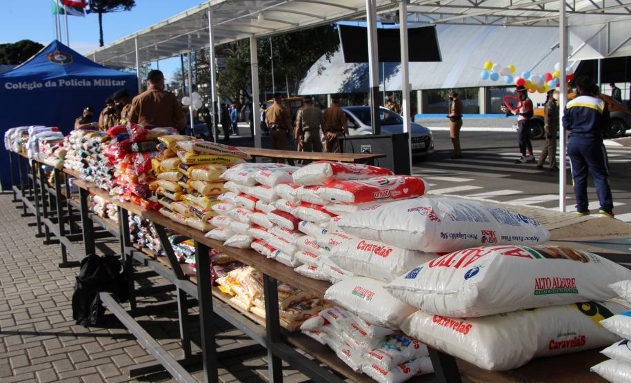 Colégio da PM arrecada 1,5 tonelada de alimentos em Drive Thru Solidário na Capital do estado
