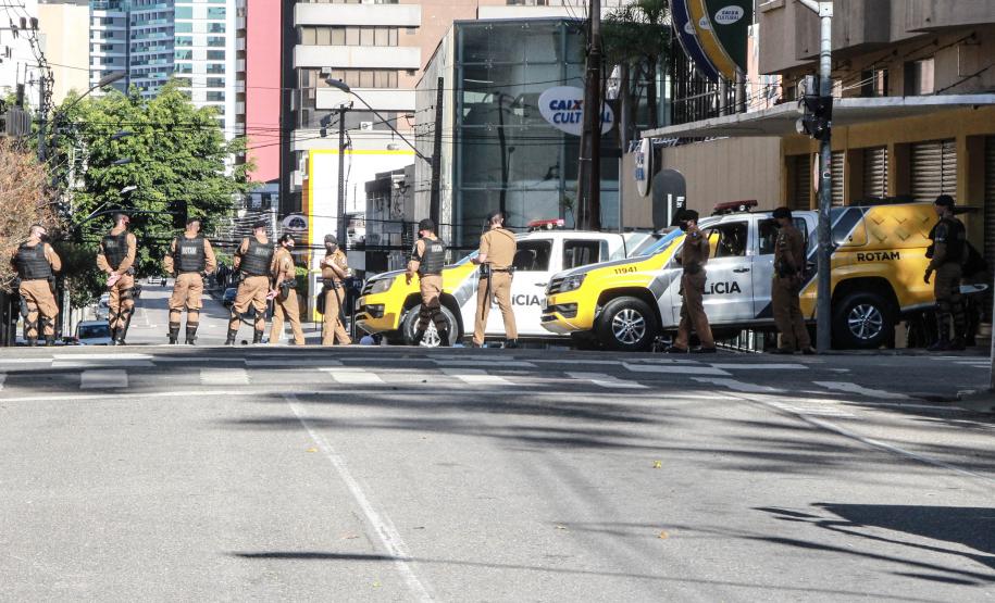 Manifestação Praça Santos Andrade e Palácio Iguaçu