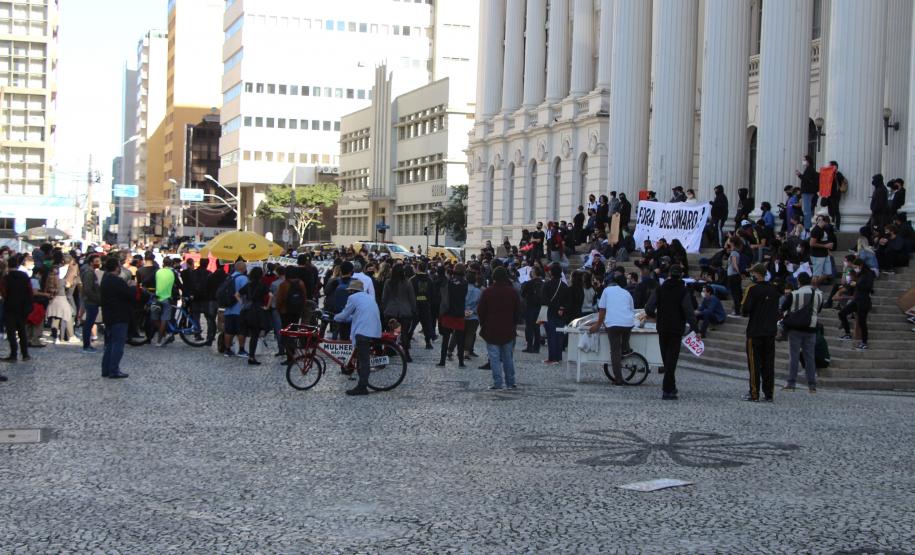 Manifestação Praça Santos Andrade e Palácio Iguaçu