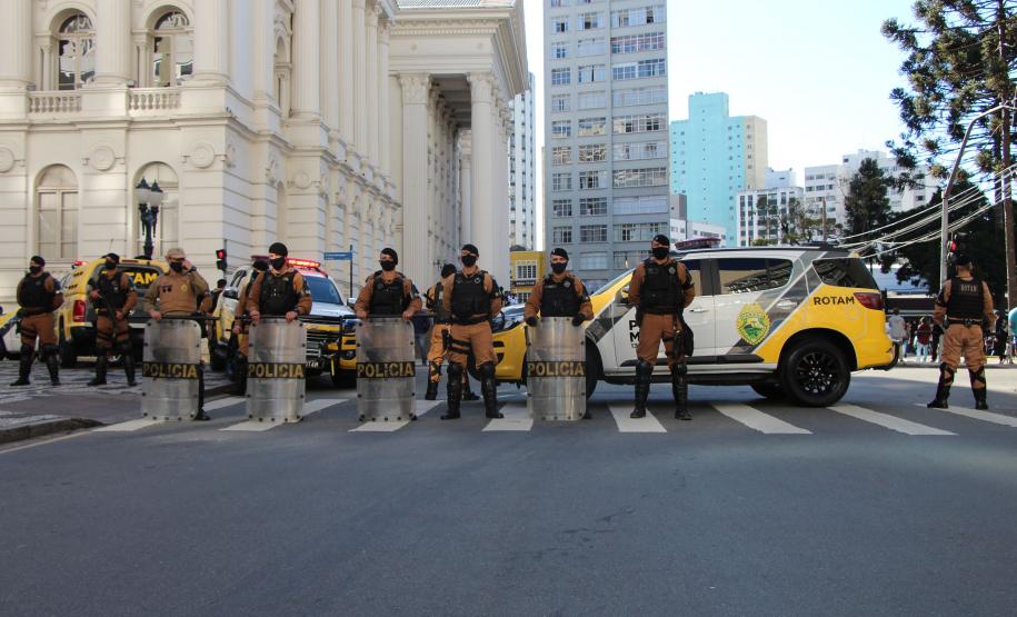 Manifestação Praça Santos Andrade e Palácio Iguaçu