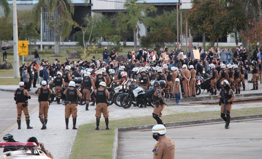 Manifestação Praça Santos Andrade e Palácio Iguaçu