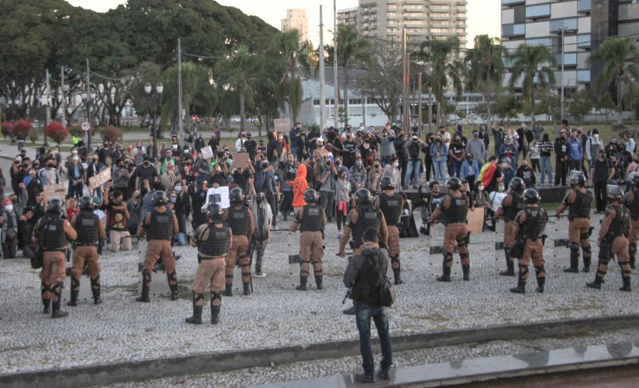 Manifestação Praça Santos Andrade e Palácio Iguaçu