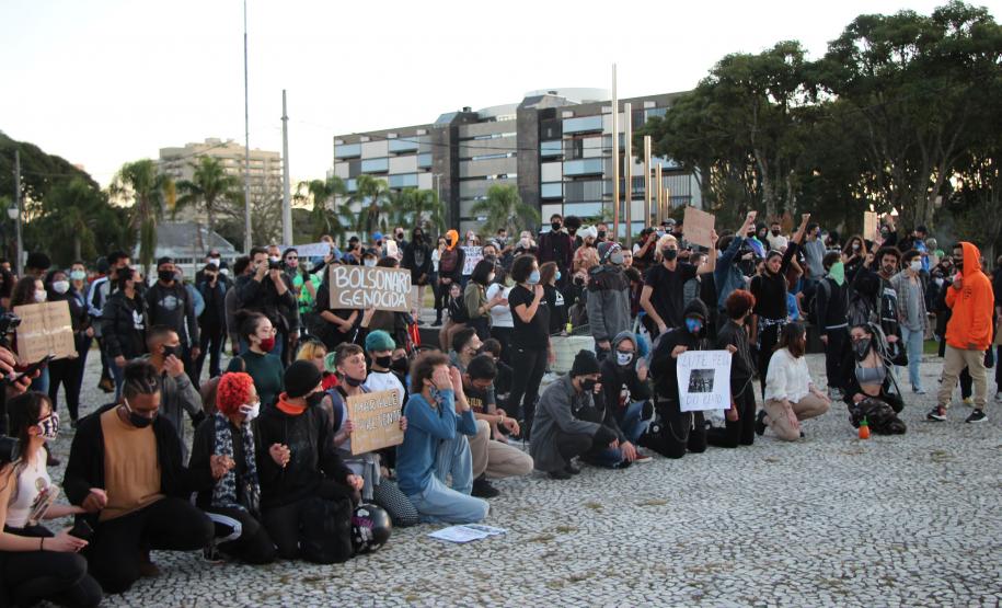 Manifestação Praça Santos Andrade e Palácio Iguaçu