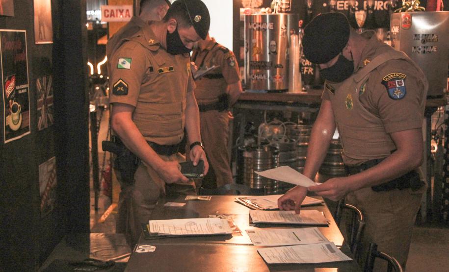 AIFU intensifica fiscalização e fecha dois bares que estavam com aglomeração de pessoas na Capital