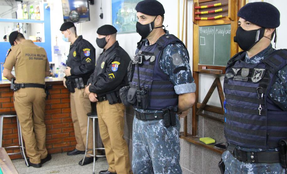 PM fecha 16 estabelecimentos em Curitiba por aglomeração de pessoas
