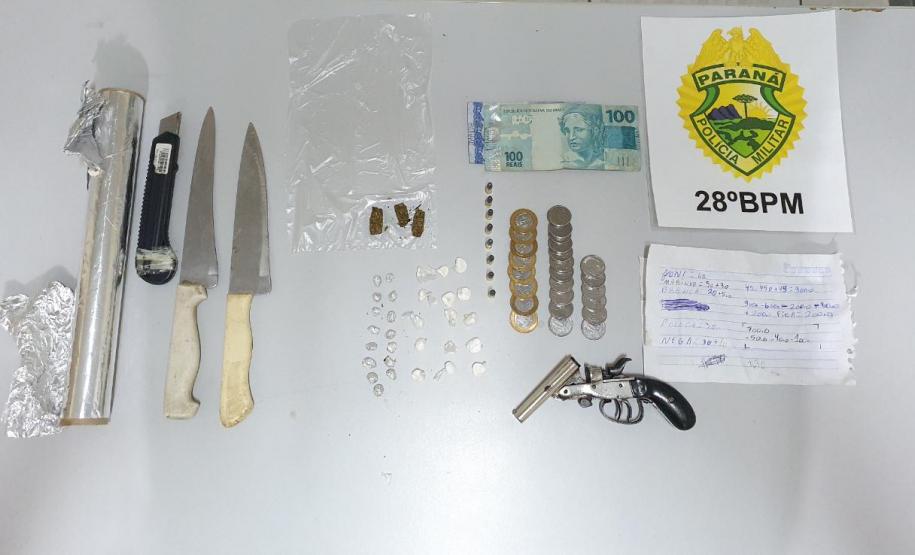 No Sudeste do estado, PM apreende 33 porções de drogas e uma arma de fogo em situações distintas