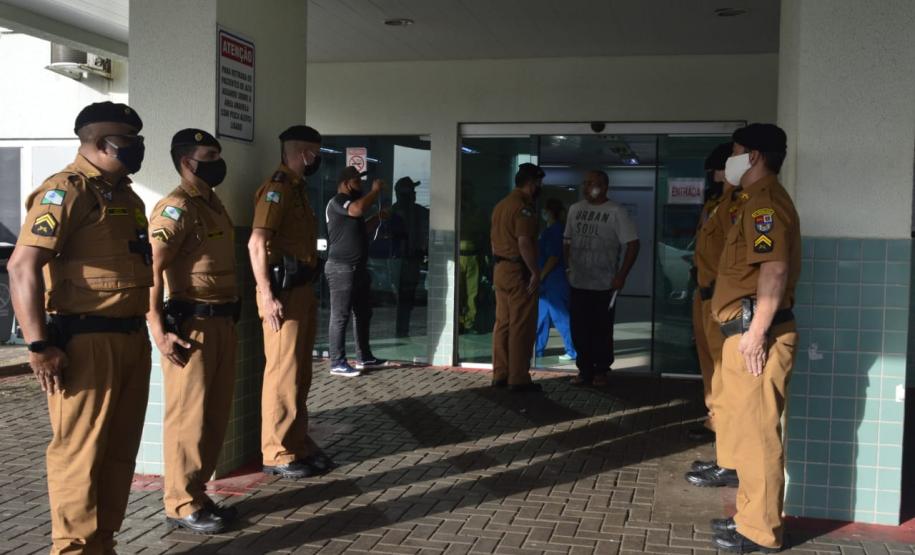 Soldado da PM ferido ao abordar suspeito em posto de combustíveis recebe alta do hospital e homenagem em Foz do Iguaçu