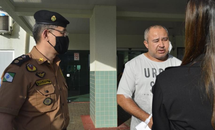 Soldado da PM ferido ao abordar suspeito em posto de combustíveis recebe alta do hospital e homenagem em Foz do Iguaçu