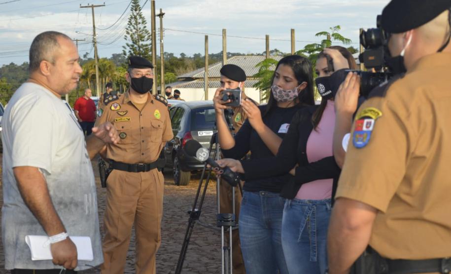 Soldado da PM ferido ao abordar suspeito em posto de combustíveis recebe alta do hospital e homenagem em Foz do Iguaçu