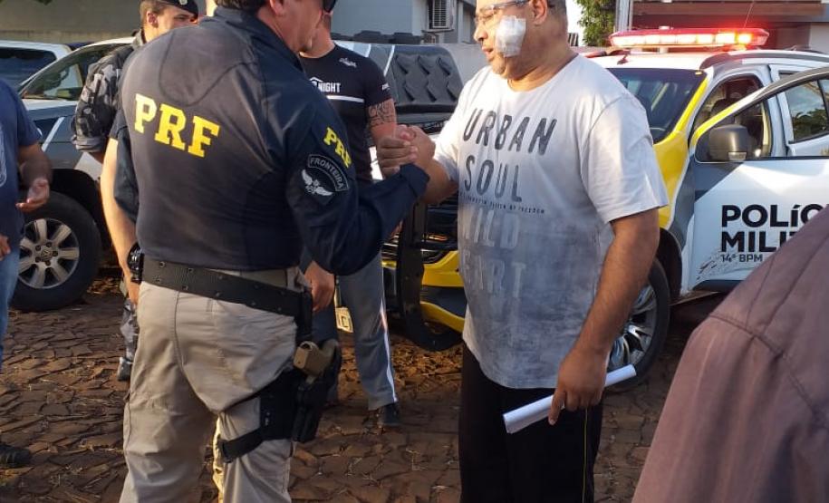 Soldado da PM ferido ao abordar suspeito em posto de combustíveis recebe alta do hospital e homenagem em Foz do Iguaçu