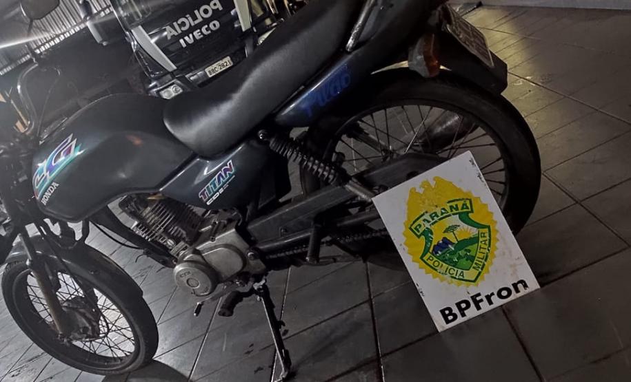 BPFron prende dupla e apreende pedras de crack, arma de fogo e motocicleta em Guaíra (PR)