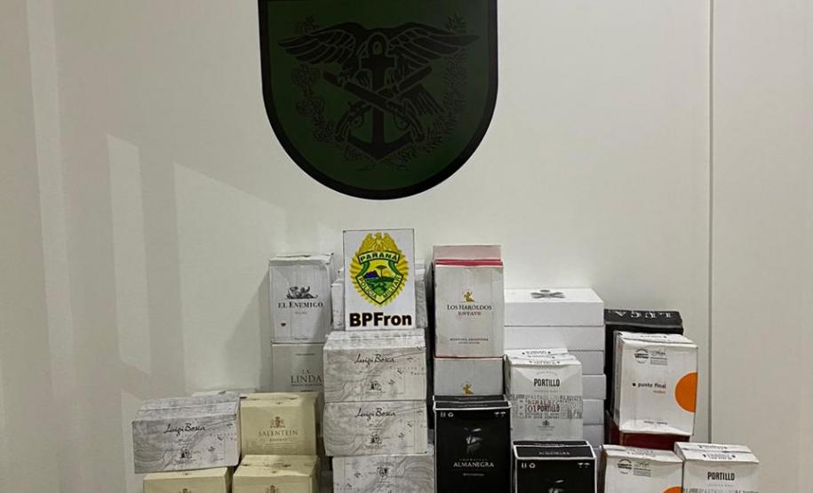 BPFron apreende 40 mil pacotes de cigarros e 98 caixas de vinhos contrabandeados no Oeste do estado