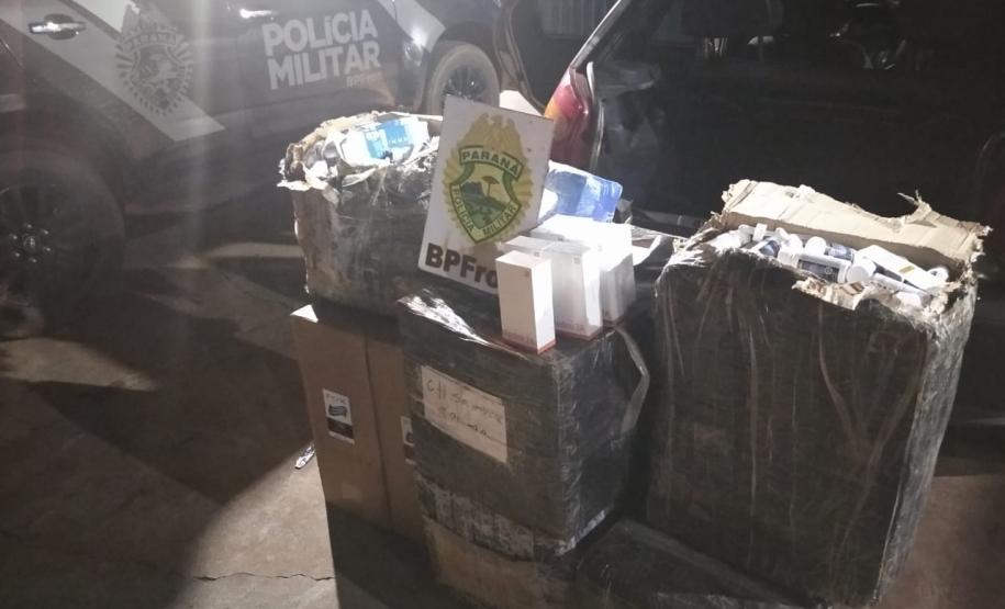 Mulher é flagrada pelo BPFron com R$ 18 mil em dinheiro e mercadorias paraguaias em Foz do Iguaçu (PR)