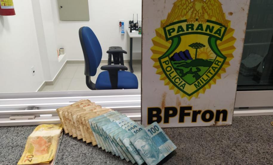 Mulher é flagrada pelo BPFron com R$ 18 mil em dinheiro e mercadorias paraguaias em Foz do Iguaçu (PR)
