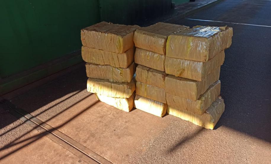 Homem foge de abordagem do BPRv e abandona carro com 350 quilos de maconha no Oeste do estado