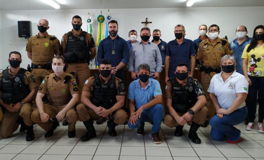 Policiais militares são homenageados por atuação em situação de cárcere privado em Capitão Leônidas Marques (PR)