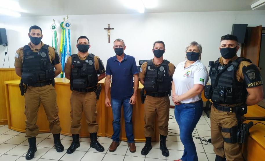 Policiais militares são homenageados por atuação em situação de cárcere privado em Capitão Leônidas Marques (PR)