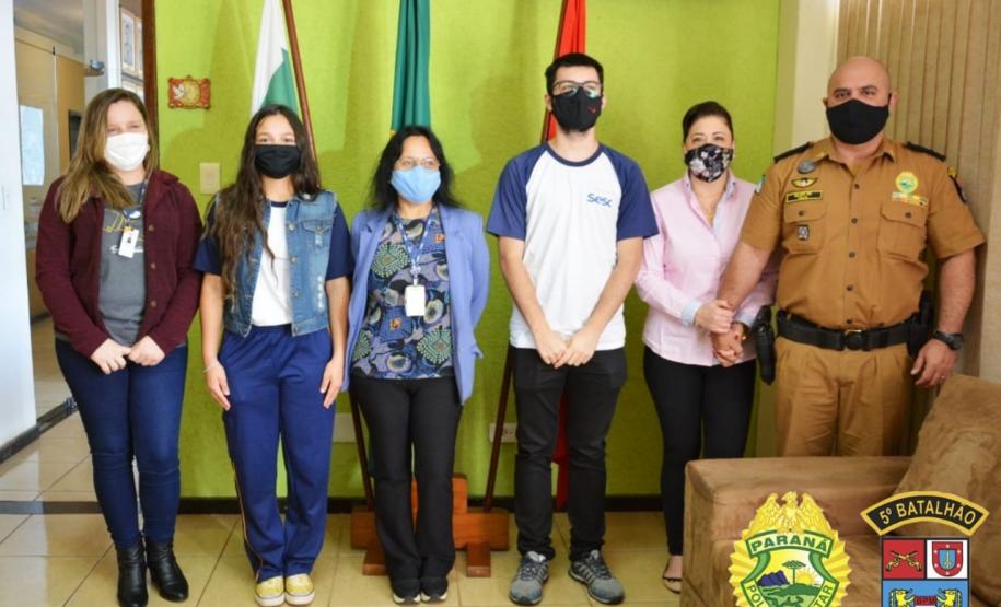 Alunos fazem carta de homenagem aos policiais militares de Londrina (PR)