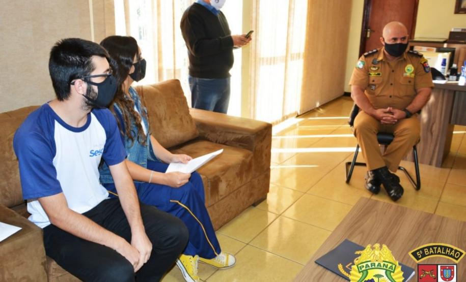 Alunos fazem carta de homenagem aos policiais militares de Londrina (PR)