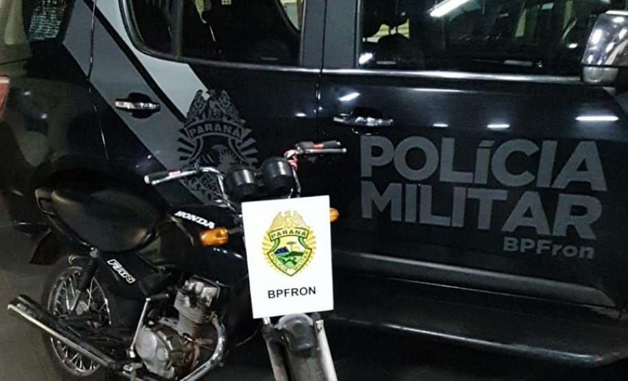 No Oeste do estado, BPFron apreende 40 mil pacotes de cigarros contrabandeados e recupera motocicleta furtada