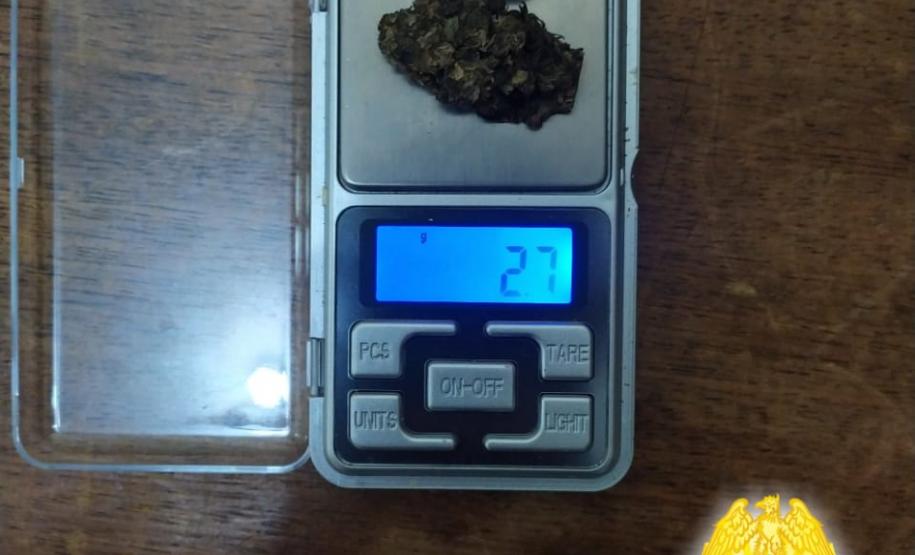 No Norte Pioneiro, PM encaminha duas pessoas e apreende porções de maconha e arma de fogo