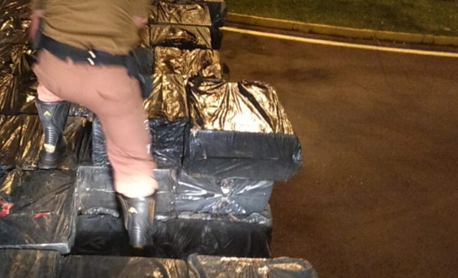Caminhão tomba e BPRv localiza 135 caixas de cigarros no Noroeste do estado