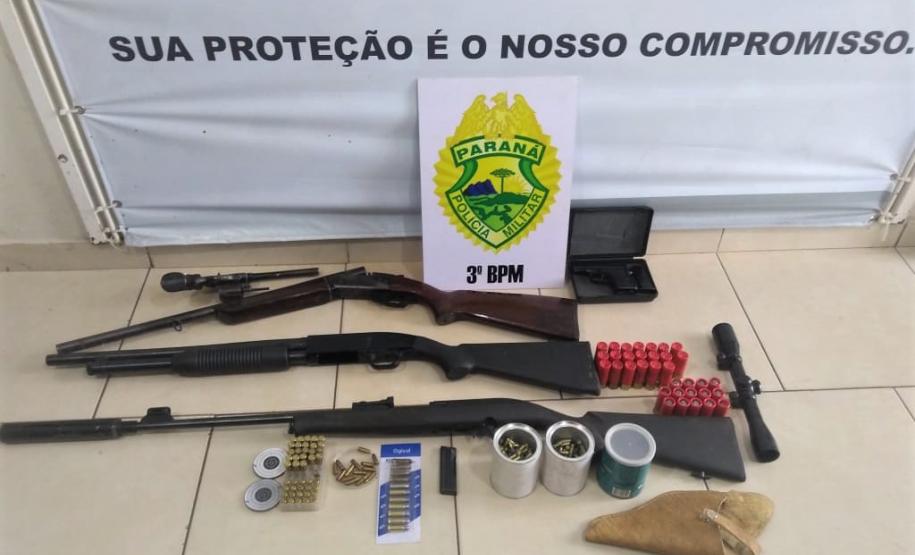 Oito armas são apreendidas e três foragidos da justiça encaminhados pela PM durante o fim de semana