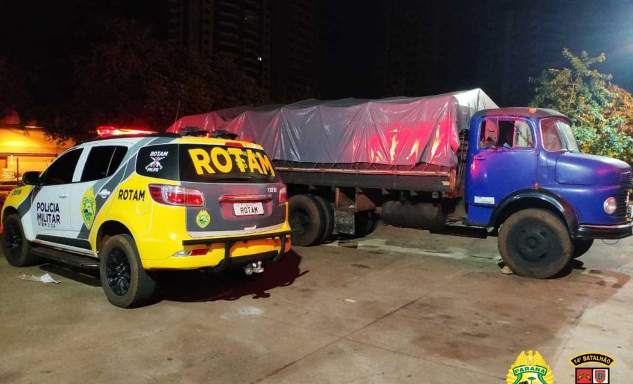 No Oeste do estado, ROTAM apreende carreta carregada com 139 caixas de cigarros contrabandeados