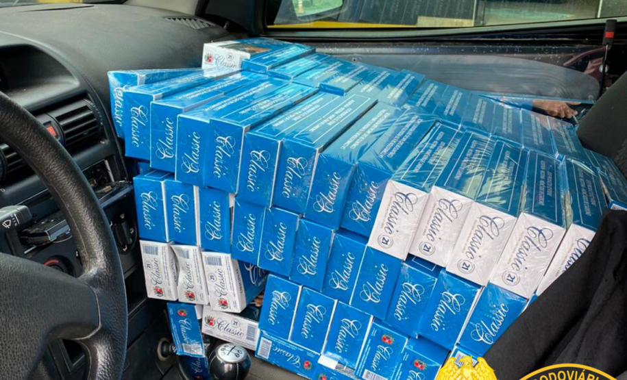 Homem abandona veículo com 15 caixas de cigarros contrabandeados em Cruzeiro do Oeste
