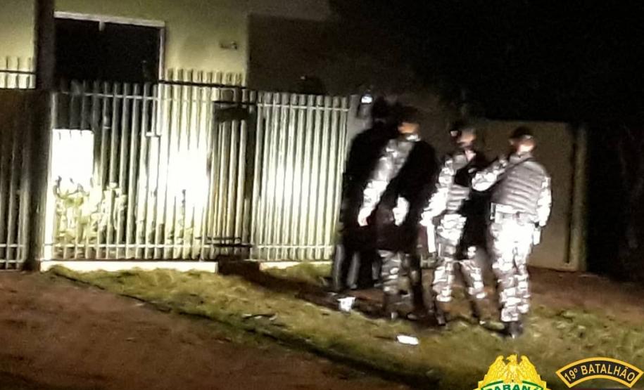 COE e batalhão da PM negociam por mais de 12 horas rendição de homem que queria se matar em Toledo (PR)