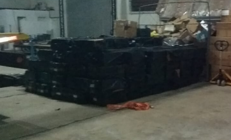 Caminhão tomba e BPRv localiza 135 caixas de cigarros no Noroeste do estado