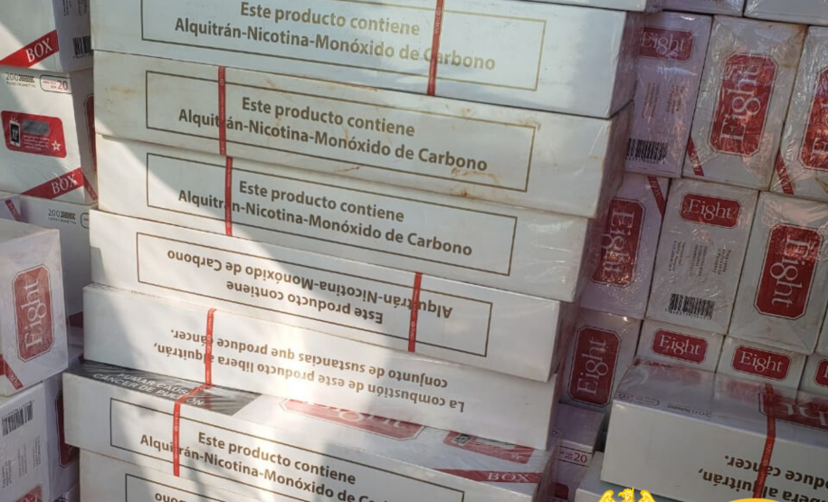 Polícia Rodoviária Estadual apreende 35 caixas com cigarros contrabandeados durante atendimento a acidente, na PRC 158