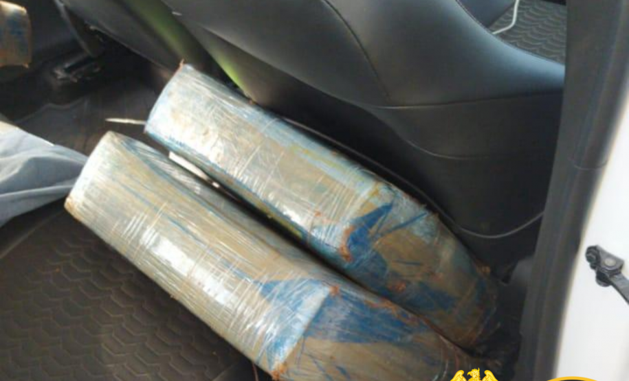 Homem foge de fiscalização da PRE e abandona carro com mais de 190 quilos de maconha no Oeste do PR