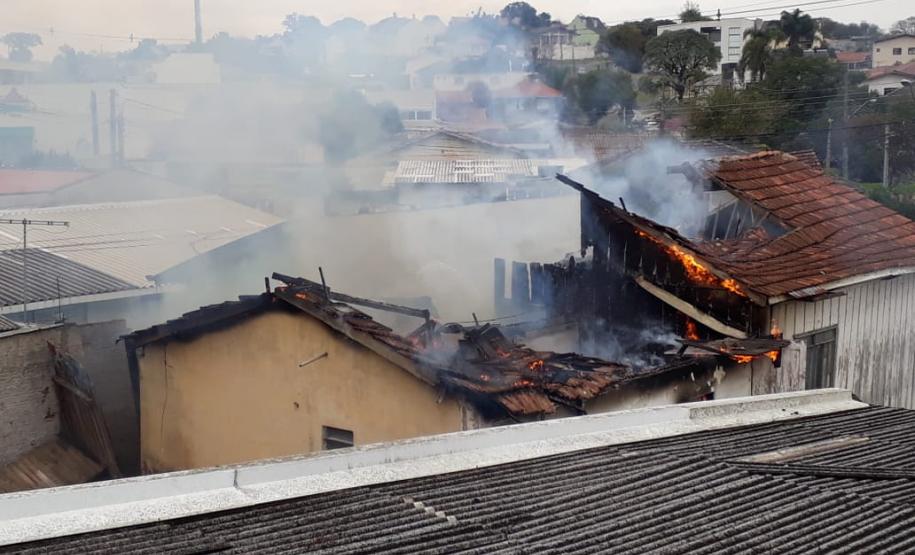 Equipedo BPTran encontra casa em chama durante patrulhamento no bairroUberaba em Curitiba