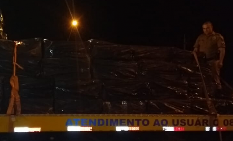 Caminhão tomba e BPRv localiza 135 caixas de cigarros no Noroeste do estado