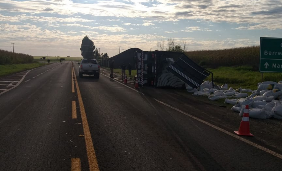 Caminhão tomba e BPRv localiza 135 caixas de cigarros no Noroeste do estado