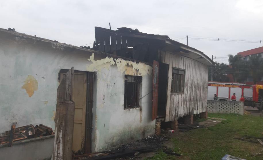 Equipedo BPTran encontra casa em chama durante patrulhamento no bairroUberaba em Curitiba