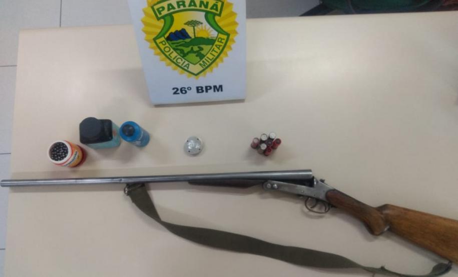 Nos Campos Gerais, PM prende duas pessoas e apreende armas e munições em situações distintas