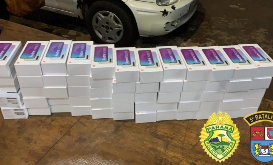 Ação conjunta apreende dois carros e mais de 120 celulares contrabandeados, em Cambé (PR)