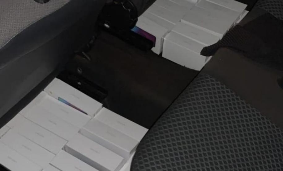 Ação conjunta apreende dois carros e mais de 120 celulares contrabandeados, em Cambé (PR)