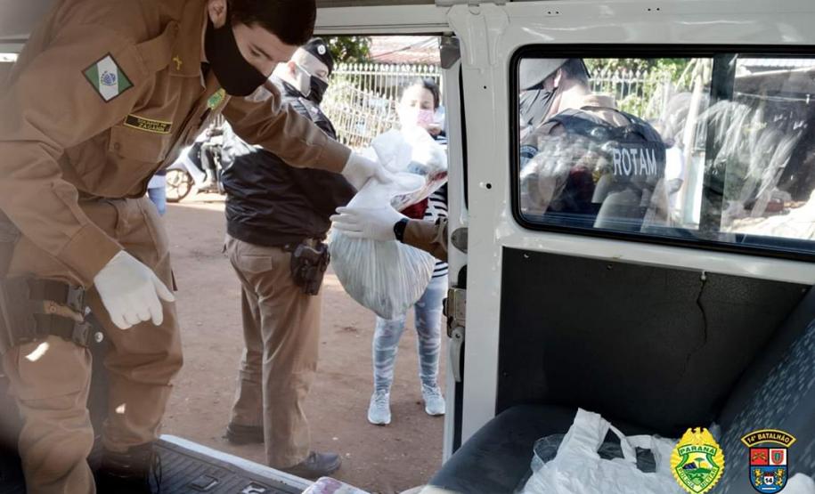 Moradores de Foz do Iguaçu recebem doação de alimentos e hortaliças da Polícia Militar