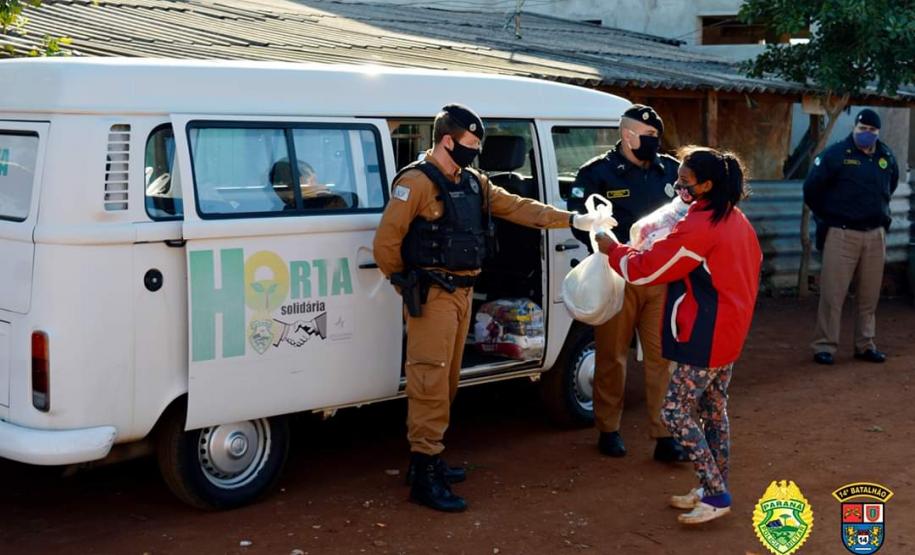 Moradores de Foz do Iguaçu recebem doação de alimentos e hortaliças da Polícia Militar