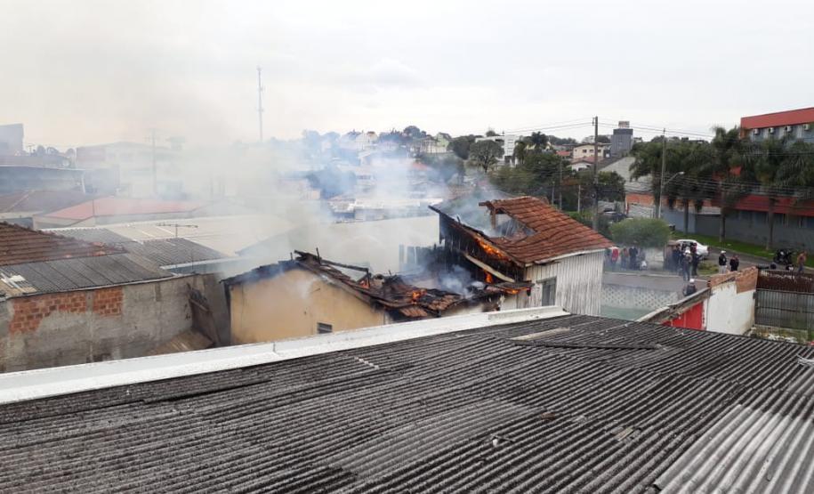 Equipedo BPTran encontra casa em chama durante patrulhamento no bairroUberaba em Curitiba