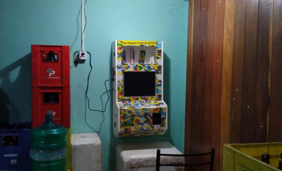 No Bairro Alto, em Curitiba, AIFU flagra estabelecimento aberto e apreende máquina caça-níquel e cigarros contrabandeados