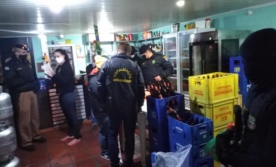 No Bairro Alto, em Curitiba, AIFU flagra estabelecimento aberto e apreende máquina caça-níquel e cigarros contrabandeados